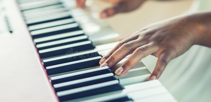 O close-up uma mulher negra entrega o jogo no piano foto de stock O close-up uma mulher negra entrega o jogo no piano foto de stock