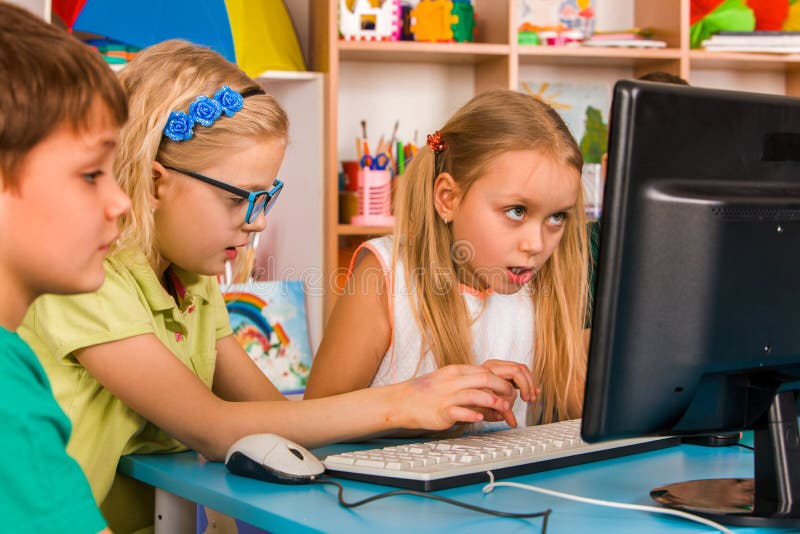 O computador das crianças classifica-nos para a educação e o jogo de vídeo imagem de stock O computador das crianças classifica-nos para a educação e o jogo de vídeo imagem de stock