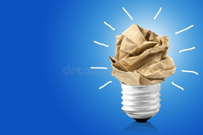 O conceito da grande ideia, papel amarrotado transformou em uma ampola foto de stock royalty free O conceito da grande ideia, papel amarrotado transformou em uma ampola foto de stock royalty free