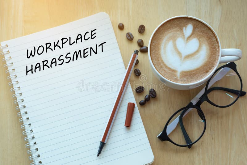 O conceito da perseguição do local de trabalho no caderno com vidros, escreve fotografia de stock O conceito da perseguição do local de trabalho no caderno com vidros, escreve fotografia de stock
