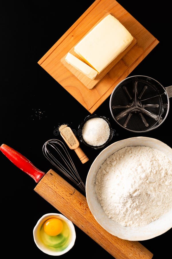 O conceito da preparação dos alimentos em cima disparou em ferramentas da cozinha para amassar a massa para a padaria, a pizza ou fotos de stock O conceito da preparação dos alimentos em cima disparou em ferramentas da cozinha para amassar a massa para a padaria, a pizza ou fotos de stock