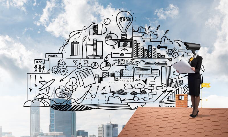 Conceito de segurança doméstica e proteção de privacidade com uma mulher com uma câmara no lugar da cabeça fotos de stock