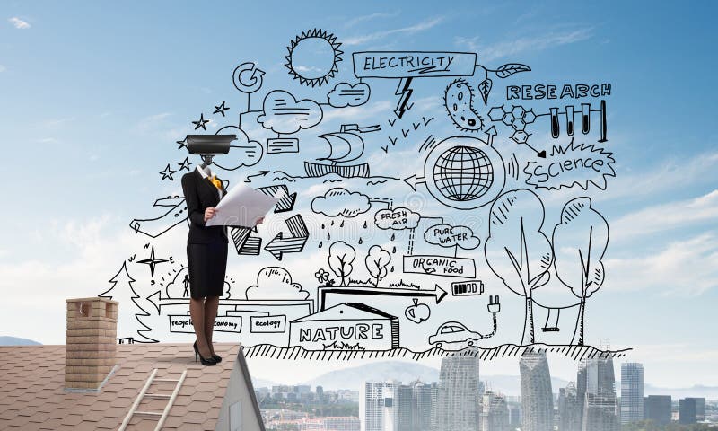 O conceito da segurança interna e da proteção de privacidade com câmera dirigiu a mulher foto de stock