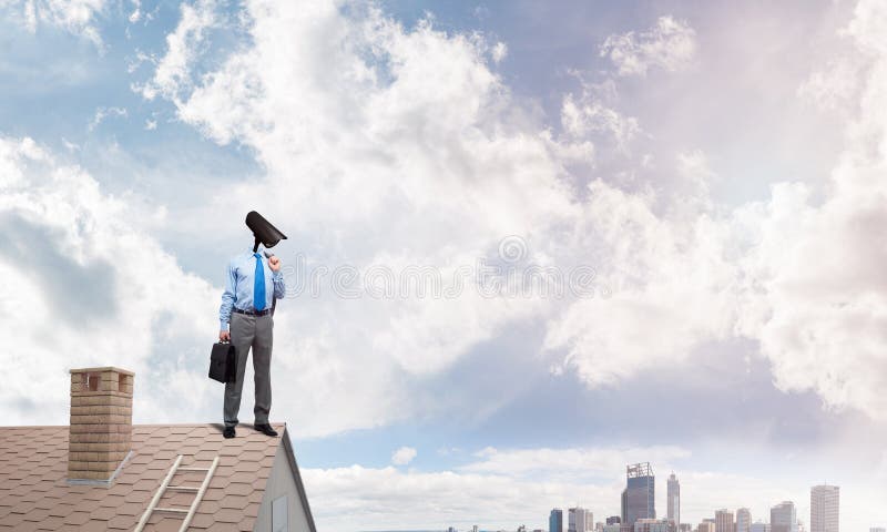 O conceito da segurança interna e da proteção de privacidade com câmera dirigiu o homem fotografia de stock royalty free