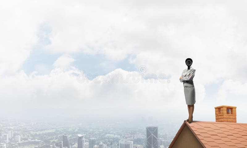 Conceito de segurança doméstica e proteção de privacidade com uma mulher com uma câmara no lugar da cabeça imagens de stock