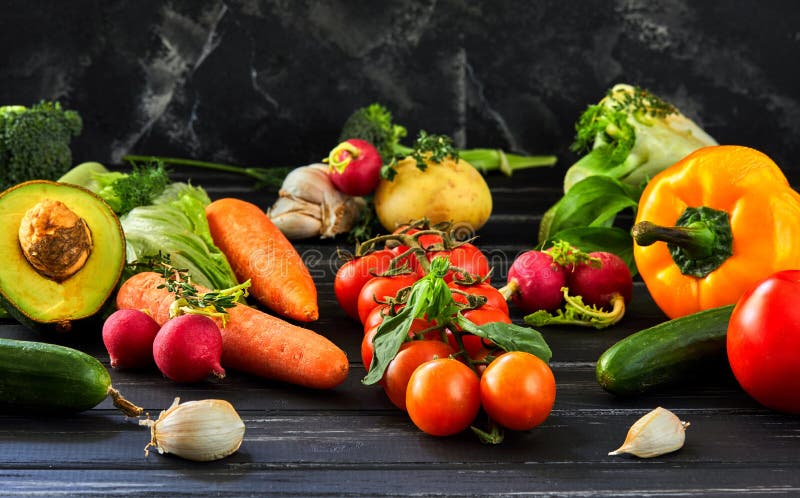 O conceito de comer saud?vel, de legumes frescos e de frutos imagens de stock O conceito de comer saud?vel, de legumes frescos e de frutos imagens de stock