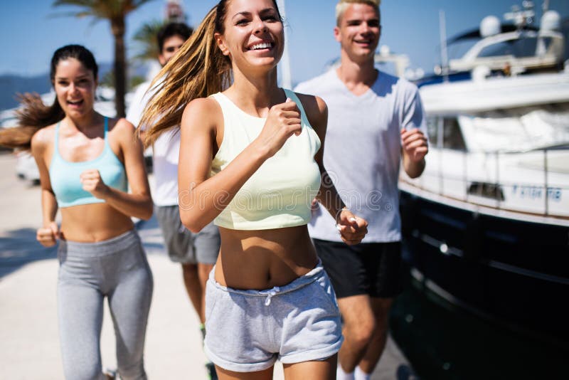 O conceito de governança, amigos, esporte, exercício e estilo de vida saudável Pessoas felizes correndo ao ar livre foto de stock O conceito de governança, amigos, esporte, exercício e estilo de vida saudável Pessoas felizes correndo ao ar livre foto de stock
