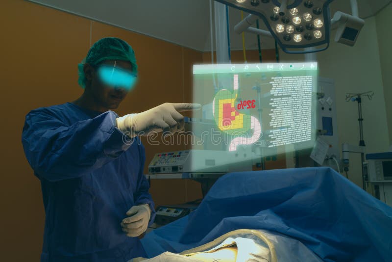 Médico Esperto Com a Tecnologia Da Realidade Aumentada E Virtual  Concentrada Foto de Stock - Imagem de virtual, estudar: 103998384