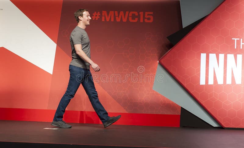 O CONGRESSO MÓVEL 2015 DO MUNDO - MARQUE O TOM BÁSICO DE ZUCKERBERG fotografia de stock royalty free O CONGRESSO MÓVEL 2015 DO MUNDO - MARQUE O TOM BÁSICO DE ZUCKERBERG fotografia de stock royalty free