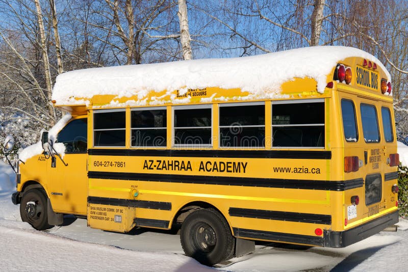 O ônibus escolar amarelo viaja para o prédio da escola através do