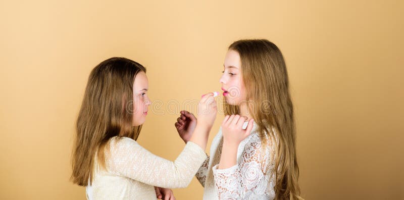 O conhecimento sem prática faz mas metade de um maquilhador de Small do artista que dá o curso da beleza Pouco artista de composi fotos de stock O conhecimento sem prática faz mas metade de um maquilhador de Small do artista que dá o curso da beleza Pouco artista de composi fotos de stock