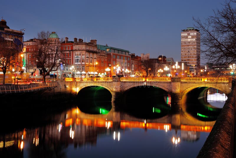 O-` Connell-Brücke und die Nordbanken des Flusses Liffey in Dublin City Centre nachts stockbilder O-` Connell-Brücke und die Nordbanken des Flusses Liffey in Dublin City Centre nachts stockbilder