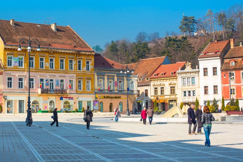 O Conselho baixa de Piata Sfatului quadrada e da igreja preta dentro de Brasov, Romênia fotos de stock O Conselho baixa de Piata Sfatului quadrada e da igreja preta dentro de Brasov, Romênia fotos de stock