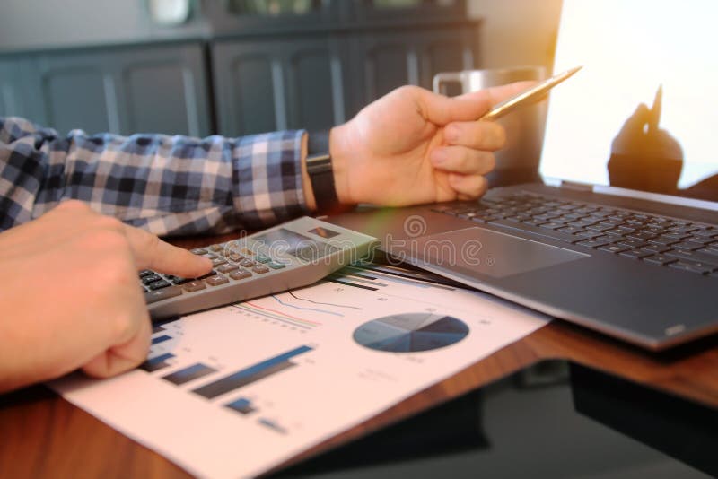 O contabilista do empresário está fazendo cálculos. declaração fiscal.