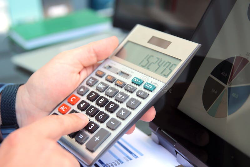 O contabilista do empresário está fazendo cálculos. época fiscal. imagens de stock