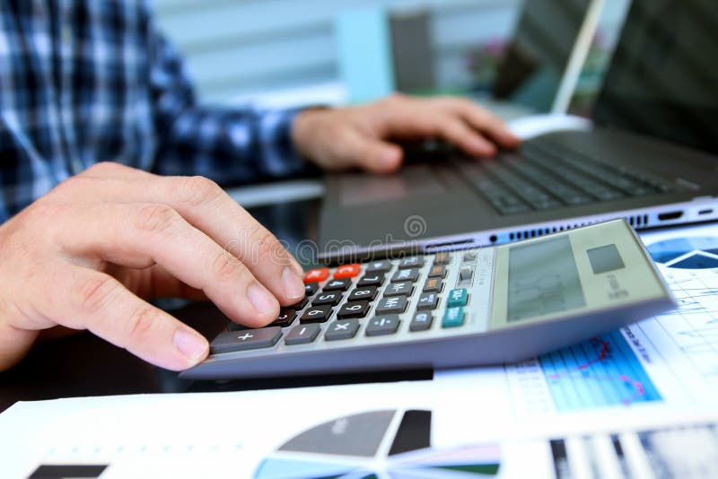 O contabilista do empresário está fazendo cálculos. época fiscal. foto de stock royalty free
