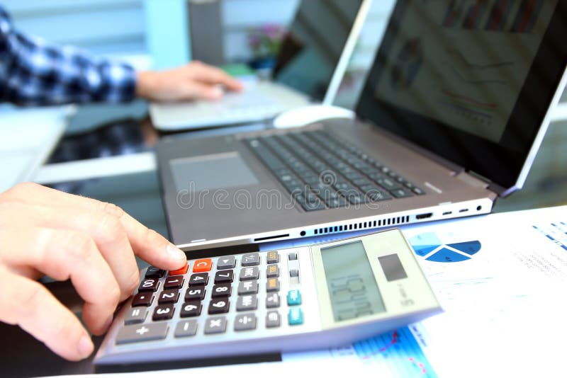 O contabilista do empresário está fazendo cálculos. época fiscal fotografia de stock