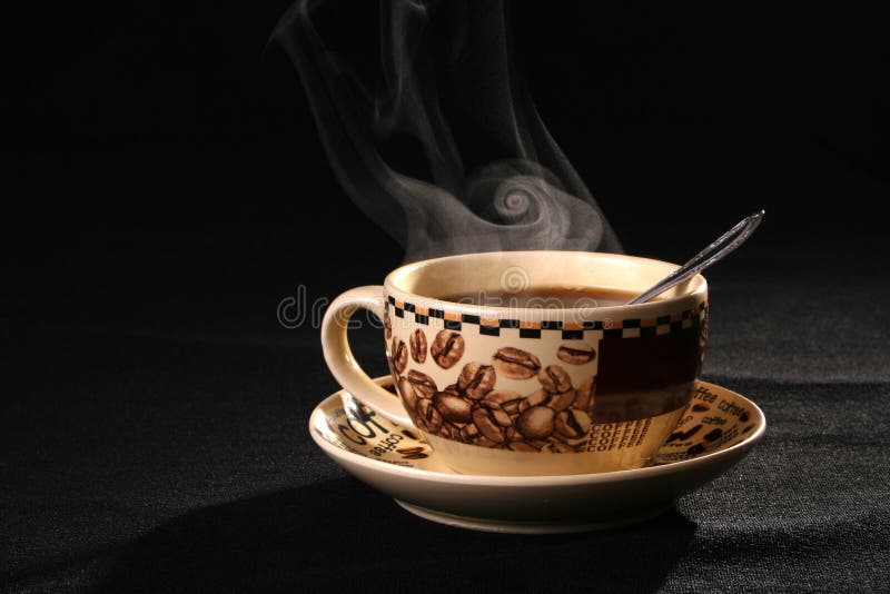 O copo de café emparelha um fumo