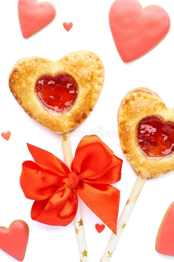 O coração deu forma a PNF da torta da morango, a cookies vitrificadas vermelhas e a doces foto de stock O coração deu forma a PNF da torta da morango, a cookies vitrificadas vermelhas e a doces foto de stock