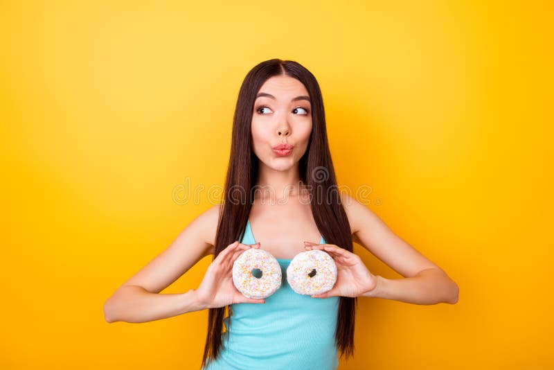 O coreano atrativo novo 'sexy' está guardando donutes doces perto de seu b fotografia de stock O coreano atrativo novo 'sexy' está guardando donutes doces perto de seu b fotografia de stock