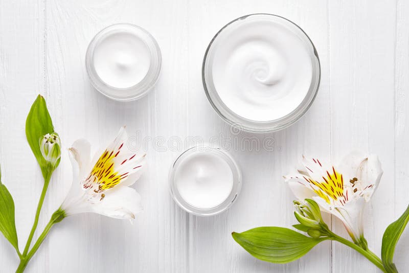 O corpo que dá forma a anti celulites da loção de creme cosmética descasca o moisurizer saudável da massagem do bem-estar dos ter