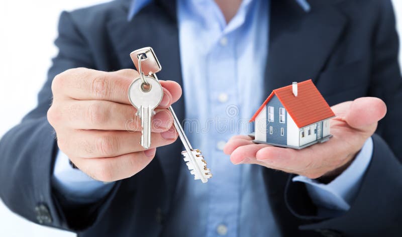 O corretor de imóveis entrega com chaves da casa