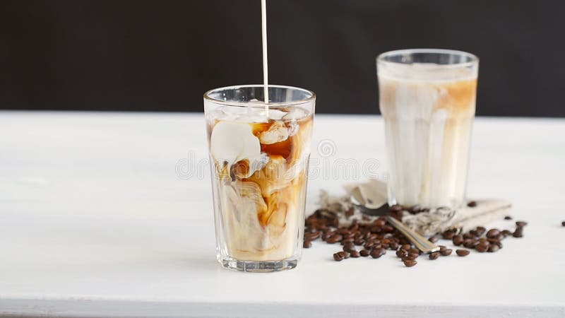 O creme derramou em um cocktail congelado do café