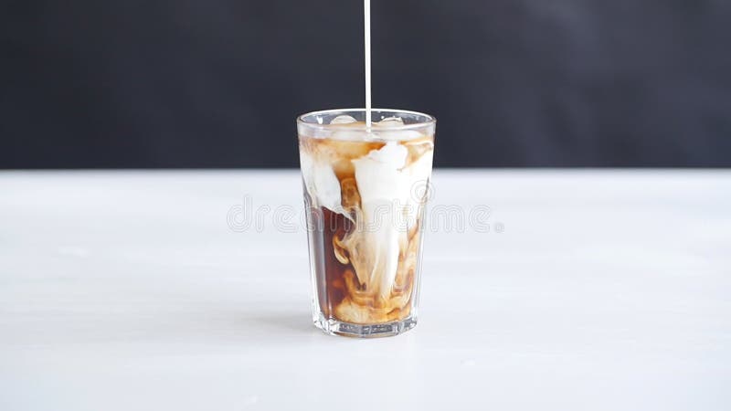 O creme derramou em um cocktail congelado do café