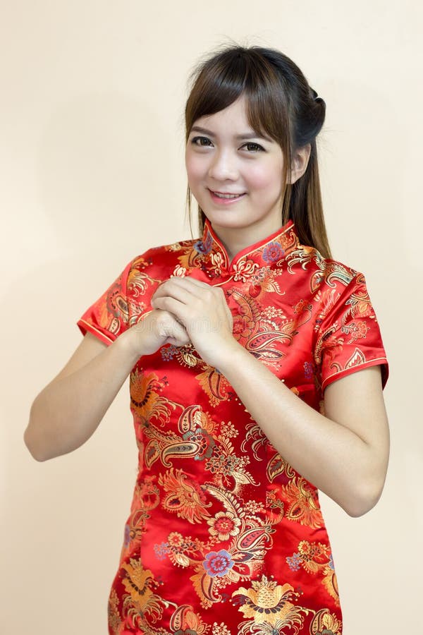 O cumprimento da mulher no chinês tradicional ou no cheongsam com expressão da boa vinda do elevador da mão e afortunados asiátic fotos de stock O cumprimento da mulher no chinês tradicional ou no cheongsam com expressão da boa vinda do elevador da mão e afortunados asiátic fotos de stock