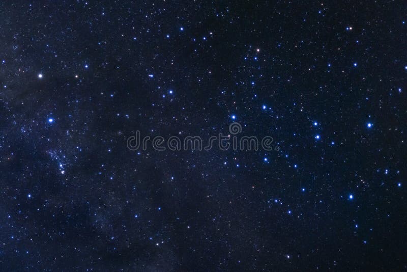 O céu noturno estrelado, a galáxia da Via Látea com estrelas e o espaço espanam dentro