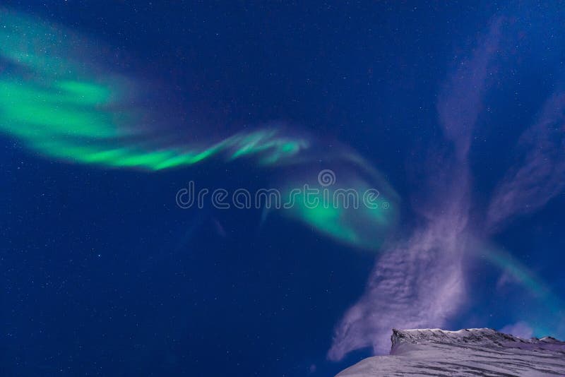 O céu ártico polar do aurora borealis da aurora boreal protagoniza em Noruega Svalbard em montanhas do curso da cidade de Longyea fotografia de stock O céu ártico polar do aurora borealis da aurora boreal protagoniza em Noruega Svalbard em montanhas do curso da cidade de Longyea fotografia de stock