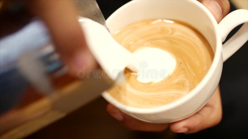 O córrego de derramamento ordenha em um copo do café, movimento lento Close-up Metragem conservada em estoque