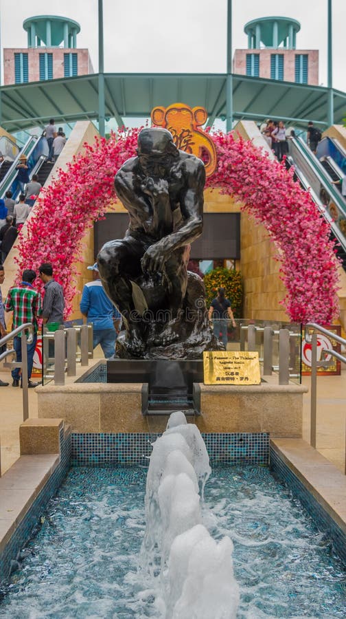 O ` da escultura o ` August Rodin do pensador perto da fonte pequena Singapura foto de stock O ` da escultura o ` August Rodin do pensador perto da fonte pequena Singapura foto de stock