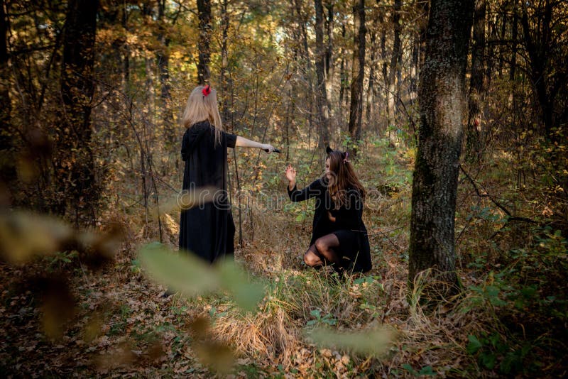 Foto de Bruxa Assustadora Na Floresta De Noite e mais fotos de stock de  Adolescente - Adolescente, Adolescentes Meninas, Adulto - iStock