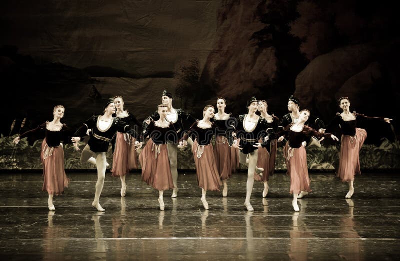 A alegre dança folclórica-ballet russa O Lago dos Cisnes fotografia de stock