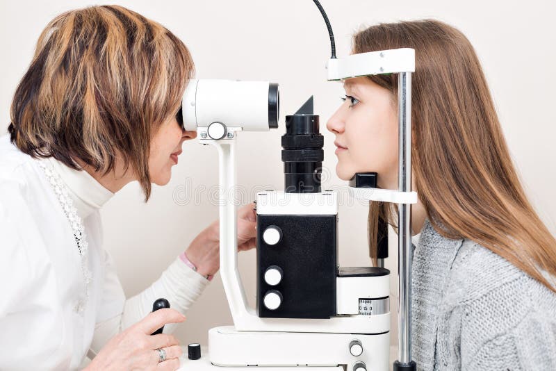 O ` de exame s da jovem mulher do optometrista fêmea superior eyes em privado a clínica fotografia de stock O ` de exame s da jovem mulher do optometrista fêmea superior eyes em privado a clínica fotografia de stock