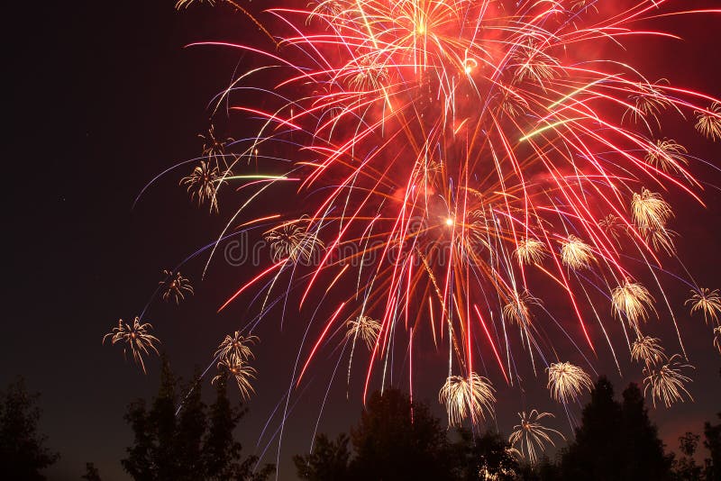 4o de fogos-de-artifício de julho em Eagle Point, Oregon imagem de stock 4o de fogos-de-artifício de julho em Eagle Point, Oregon imagem de stock