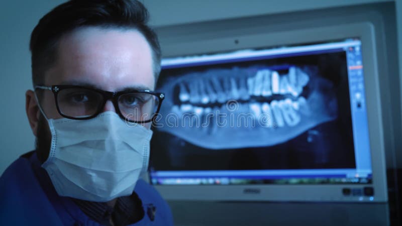 O dentista está estudando a imagem do raio X 3D da maxila