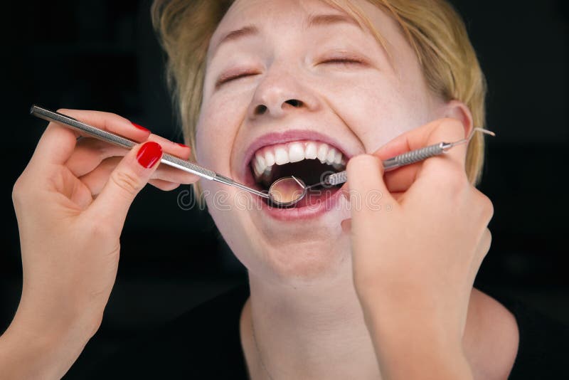 O dentista examina os dentes do paciente fotos de stock O dentista examina os dentes do paciente fotos de stock