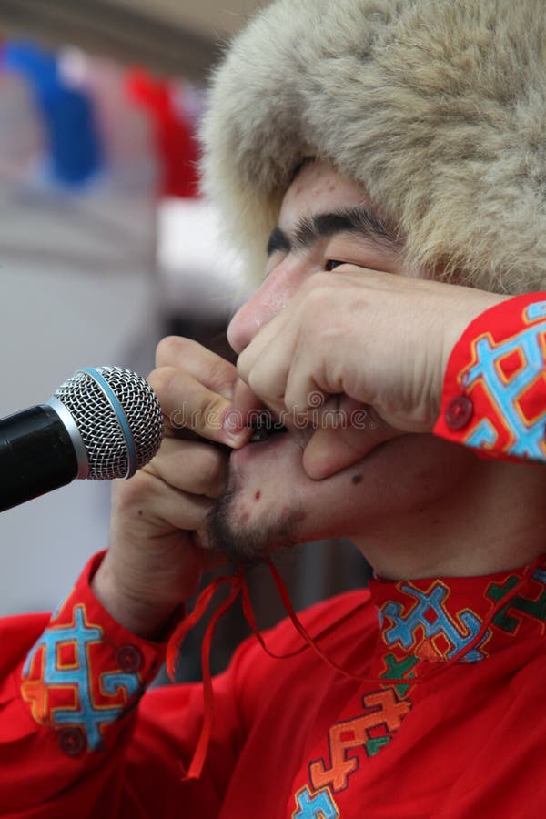 O desempenho do conjunto nacional Bashkir Yandek dos músicos e dos dançarinos (Bashkortostan) imagem de stock O desempenho do conjunto nacional Bashkir Yandek dos músicos e dos dançarinos (Bashkortostan) imagem de stock
