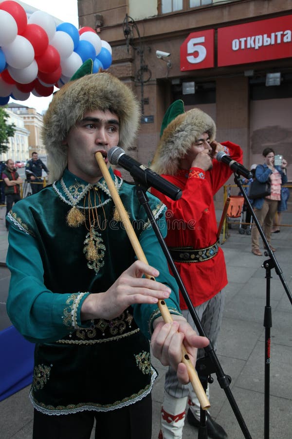 O desempenho do conjunto nacional Bashkir Yandek dos músicos e dos dançarinos (Bashkortostan) fotografia de stock O desempenho do conjunto nacional Bashkir Yandek dos músicos e dos dançarinos (Bashkortostan) fotografia de stock