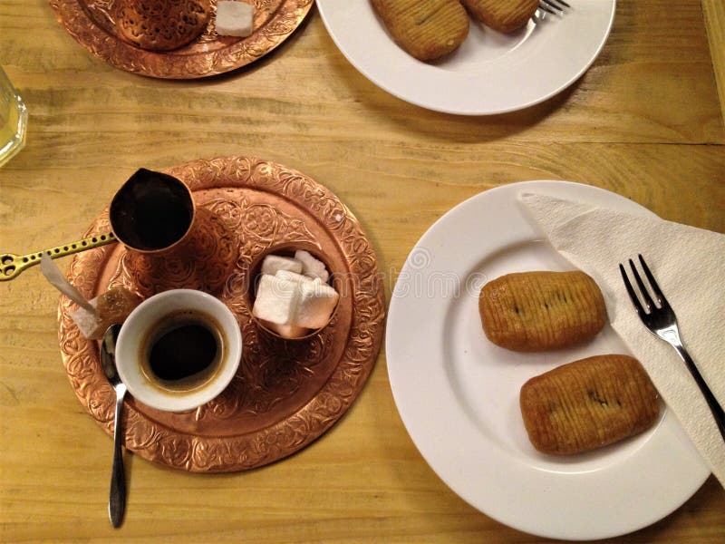 O deserto bosniano do café e do hurmasice serviu tradicionalmente imagem de stock O deserto bosniano do café e do hurmasice serviu tradicionalmente imagem de stock