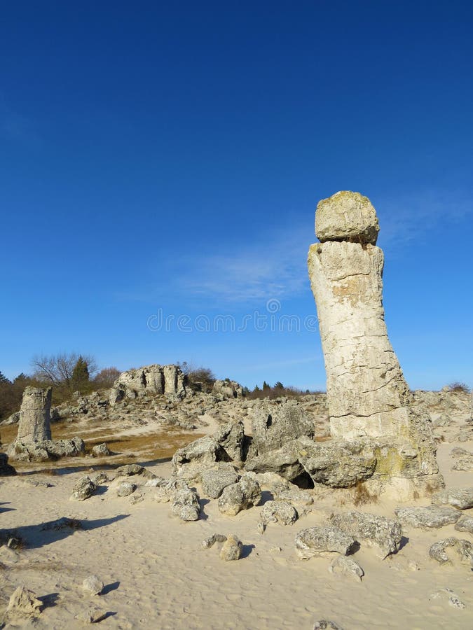 O deserto de pedra ou a floresta de pedra perto de Varna Formou naturalmente rochas da coluna Conto de fadas como a paisagem bulg fotografia de stock O deserto de pedra ou a floresta de pedra perto de Varna Formou naturalmente rochas da coluna Conto de fadas como a paisagem bulg fotografia de stock