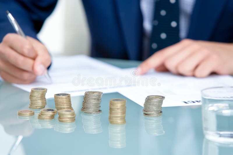 O detalhe de dinheiro inventa com mãos que escreve no fundo imagens de stock royalty free O detalhe de dinheiro inventa com mãos que escreve no fundo imagens de stock royalty free