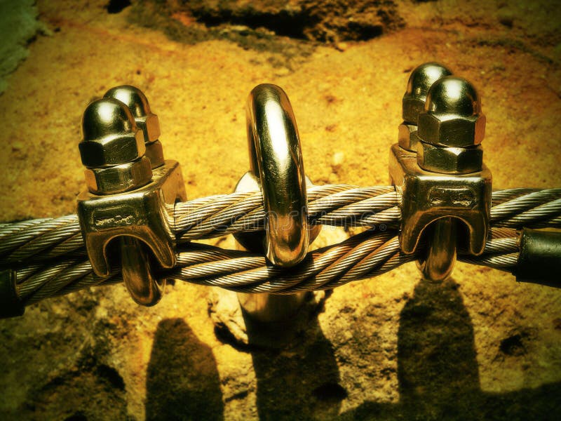 O detalhe de parafusos do cromo agarra os ganchos e os ilhós e da corda Passe a corda torcida fixada junto pelos ganchos instantâ fotos de stock O detalhe de parafusos do cromo agarra os ganchos e os ilhós e da corda Passe a corda torcida fixada junto pelos ganchos instantâ fotos de stock