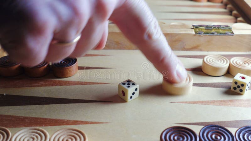 O Jogo De Duas Pessoas No Velho Gamão Jogadores De Mãos Movem Chips No  Gamão Fornalhas Do Estilo Vintage Do Leste Imagem de Stock - Imagem de  sorte, macho: 199368985