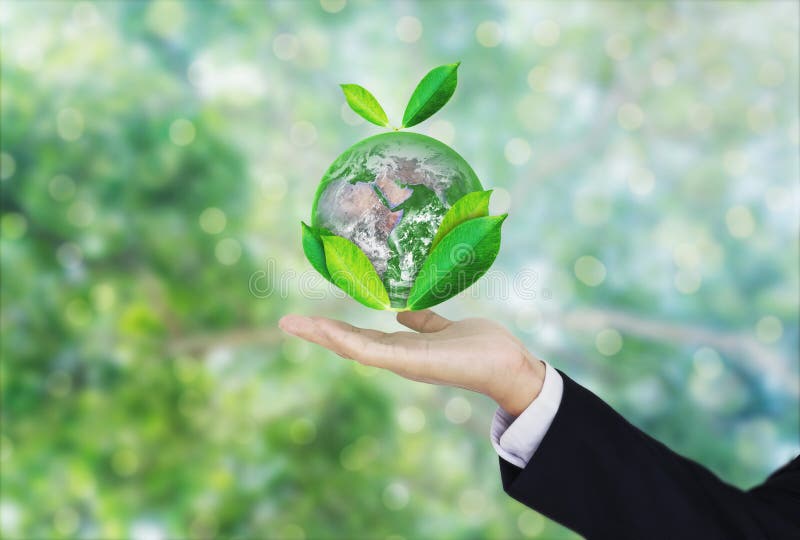 O Dia da Terra, protege o mundo com ambiente e negócio Eco-amigável Globo da terra arrendada da mão do homem de negócios com folh