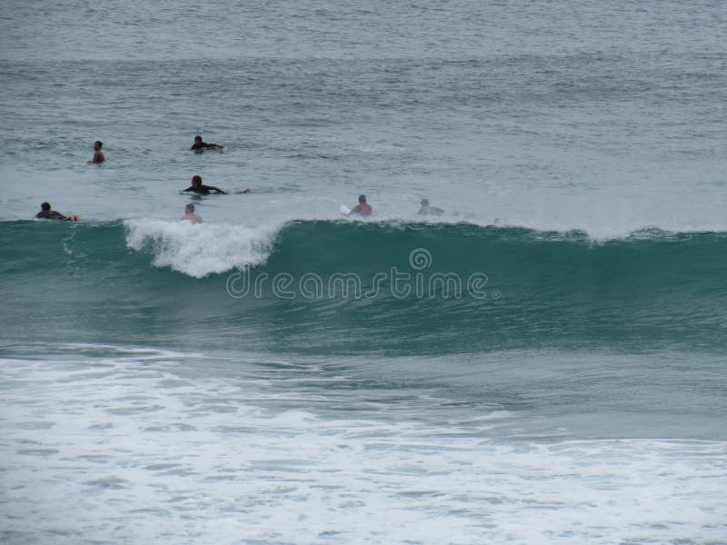 O dia estava nublado, mas a surfe estava ótima! imagem de stock royalty free O dia estava nublado, mas a surfe estava ótima! imagem de stock royalty free