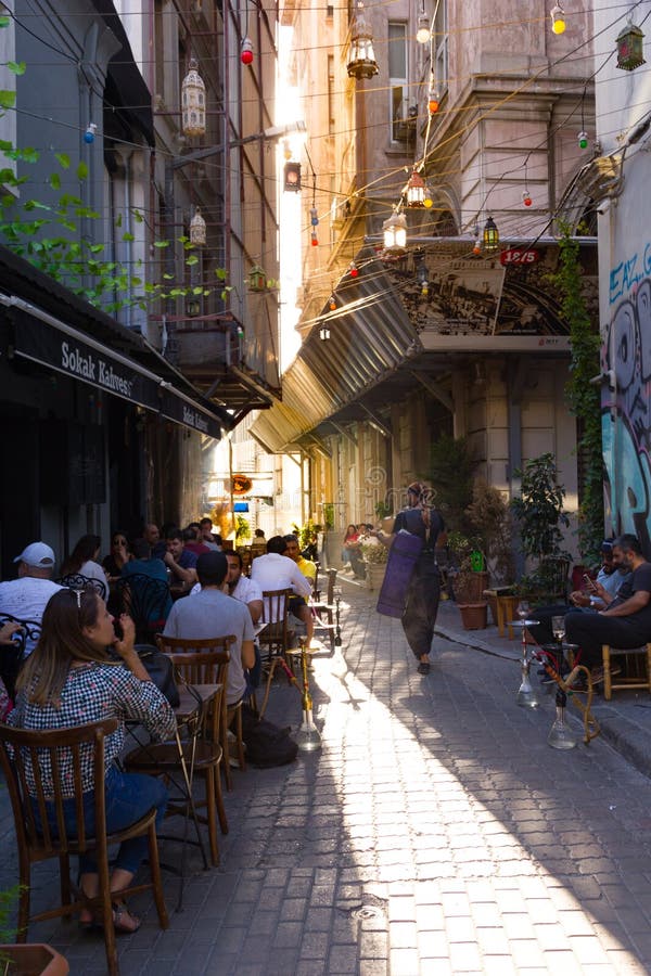 O distrito vibrante de Karakoy em Istambul fotografia de stock O distrito vibrante de Karakoy em Istambul fotografia de stock