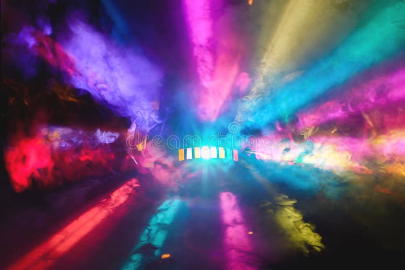 O DJ colorido Party luzes e tela cheia da coberta da névoa